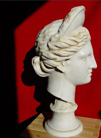 »Diana«, eine Reproduktion einer römischen Figur aus Kunstmarmor