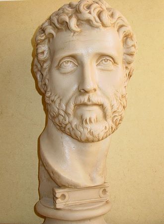 »Antoninus Pius«, eine Reproduktion einer römischen Figur aus Kunstmarmor