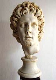 »Alexander Magnus«, eine Reproduktion einer römischen Figur aus Kunstmarmor