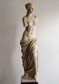 »Venus von Milos«, eine Reproduktion einer römischen Figur aus Kunstmarmor