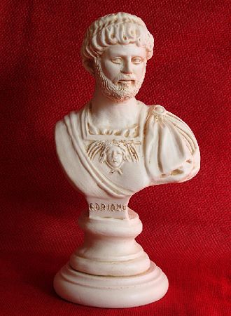 »Hadrian«, eine Reproduktion einer römischen Figur aus Kunstmarmor