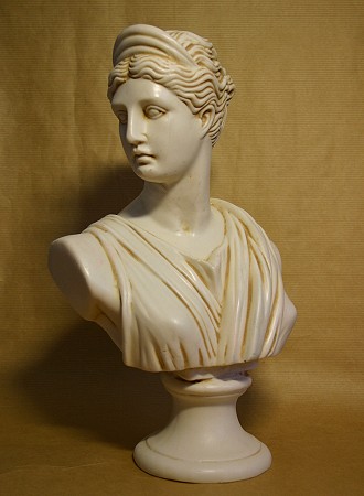 Büste der »Diana«, eine Reproduktion einer römischen Figur aus Kunstmarmor