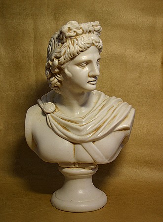 Büste des »Apollo«, eine Reproduktion einer römischen Figur aus Kunstmarmor