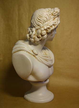 Büste des »Apollo«, eine Reproduktion einer römischen Figur aus Kunstmarmor