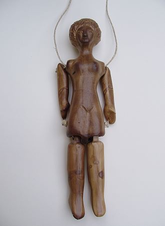 Spielpuppe, eine Reproduktion einer römischen Figur aus Kunstmarmor