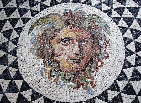»Medusa«, eine Reproduktion eines römischen Mosaiks
