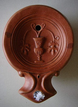 Weinranken, eine Reproduktion einer römischen Öllampe aus Ton