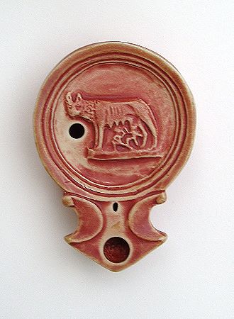 »Romulus und Remus mit Wölfin«, eine Reproduktion einer römischen Öllampe aus Ton