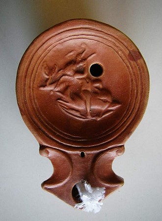 Knabe mit Delphin, eine Reproduktion einer römischen Öllampe aus Ton