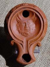 »Faun Merida«, eine Reproduktion einer römischen Öllampe aus Ton