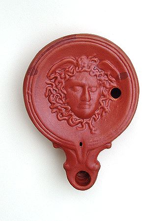 »Medusa«, eine Reproduktion einer römischen Öllampe aus Ton