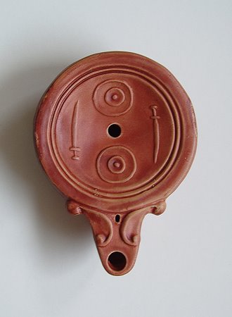 »Schild und Schwert«, eine Reproduktion einer römischen Öllampe aus Ton