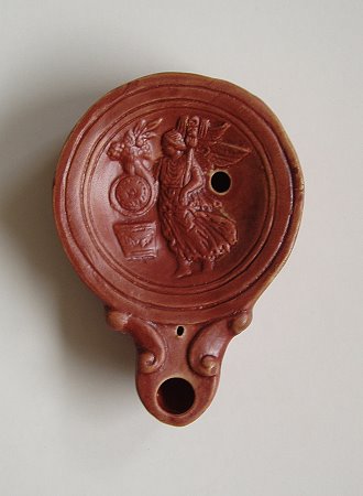 Bildlampe mit Volutenschnauze, eine Reproduktion einer römischen Öllampe aus Ton