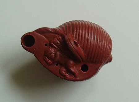 Lampe in Form einer Muschel, eine Reproduktion einer römischen Öllampe aus Ton