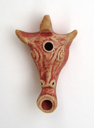 »Ochsenkopf«, eine Reproduktion einer römischen Öllampe aus Ton