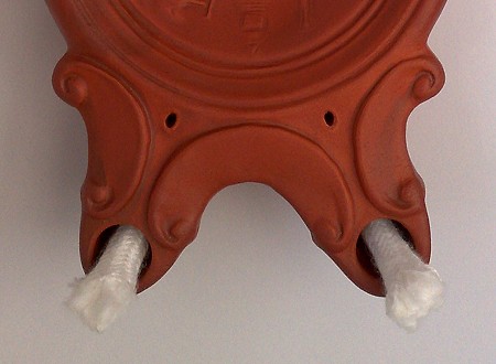 Zweiflammige Öllampe mit Henkelaufsatz in Lunaform Motiv: kreisförmig angeordnetes Fries von Gladiatorenwaffen, Helmen und Schilden