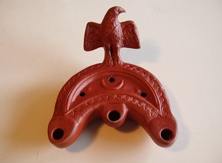 Dreiflammige Lampe in Form eines Halbmondes, eine Reproduktion einer römischen Öllampe aus Ton