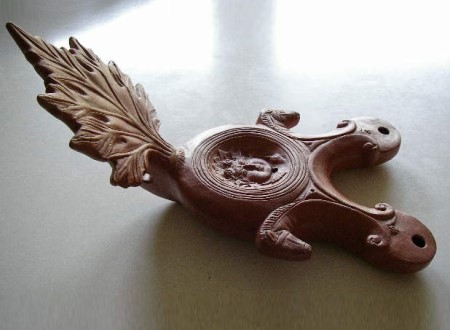 Grosse zweiflammige Lampe, Motiv: Bacchus, der Henkel ist als Weinblatt gearbeitet, eine Reproduktion einer römischen Öllampe aus Ton