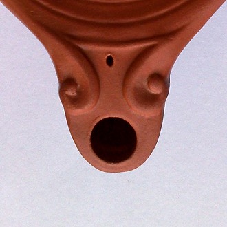 Öllampe, Motiv: Muschel, eine Reproduktion einer römischen Öllampe aus Ton
