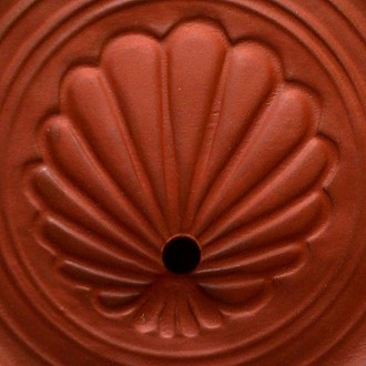 Öllampe, Motiv: Muschel, eine Reproduktion einer römischen Öllampe aus Ton
