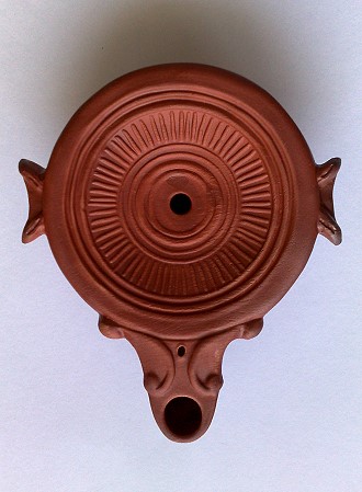Öllampe, Riffelverzierung, eine Reproduktion einer römischen Öllampe aus Ton