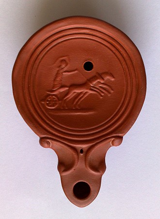 Öllampe, Motiv: Biga, eine Reproduktion einer römischen Öllampe aus Ton