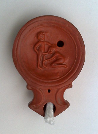 Öllampe, Motiv: Erotische Szene, eine Reproduktion einer römischen Öllampe aus Ton
