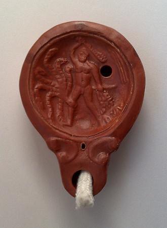 Herkules und die Hydra, eine Reproduktion einer römischen Öllampe aus Ton