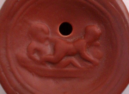 Erotische Szene, eine Reproduktion einer römischen Öllampe aus Ton