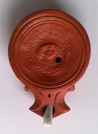 Medusa, eine Reproduktion einer römischen Öllampe aus Ton