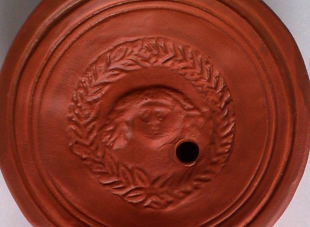 Medusa, eine Reproduktion einer römischen Öllampe aus Ton