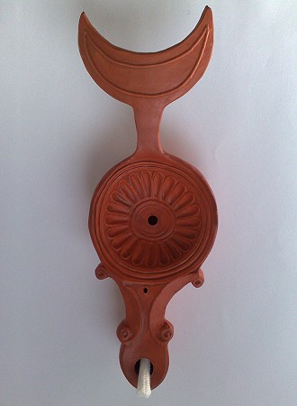 Einflammige Lampe mit mondförmigen Griff, eine Reproduktion einer römischen Öllampe aus Ton