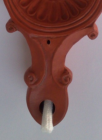 Einflammige Lampe mit mondförmigen Griff, eine Reproduktion einer römischen Öllampe aus Ton