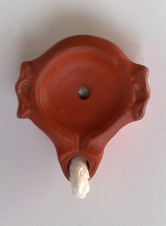 Zweiflammige Lampe, eine Reproduktion einer römischen Öllampe aus Ton