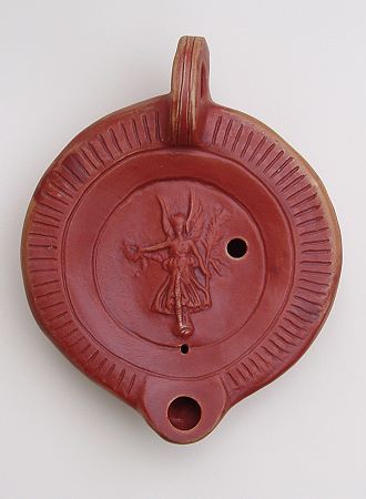 »Gehenkelte Bildlampe mit Rundschnauze, Motiv: Victoria, eine Reproduktion einer römischen Öllampe aus Ton