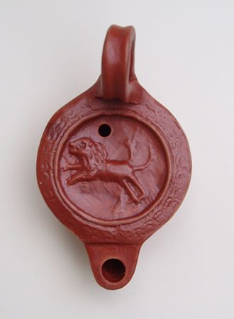 »Gehenkelte Bildlampe, Motiv: springender Löwe, eine Reproduktion einer römischen Öllampe aus Ton