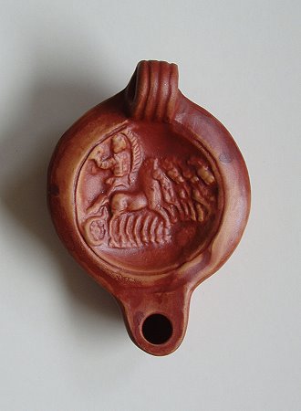 Gehenkelte Bildlampe, Motiv: Quadriga nach rechts, eine Reproduktion einer römischen Öllampe aus Ton