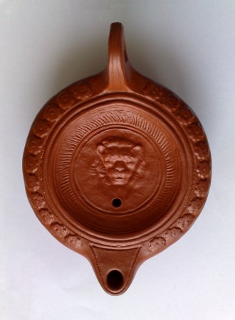 Gehenkelte Bildlampe, Motiv: Löwenkopf, eine Reproduktion einer römischen Öllampe aus Ton