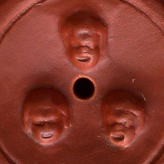 Gehenkelte Bildlampe, Motiv: Drei Theatermasken, eine Reproduktion einer römischen Öllampe aus Ton