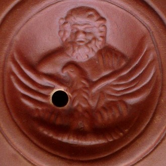 Gehenkelte Bildlampe, Motiv: Jupiter mit Adler, eine Reproduktion einer römischen Öllampe aus Ton