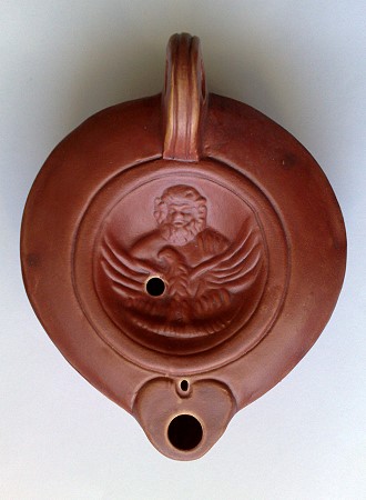 Gehenkelte Bildlampe, Motiv: Jupiter mit Adler, eine Reproduktion einer römischen Öllampe aus Ton