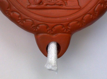 Gehenkelte Bildlampe, Motiv: Sitzende Fortuna, eine Reproduktion einer römischen Öllampe aus Ton