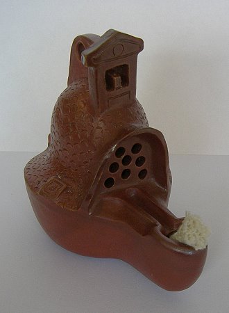 Lampe in Form eines Gladiatorenhelms, eine Reproduktion einer römischen Öllampe aus Ton