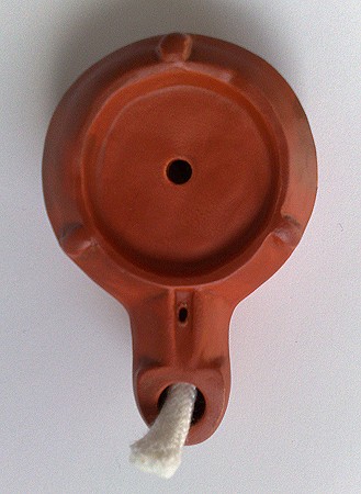 Firmalampe, eine Reproduktion einer römischen Öllampe aus Ton
