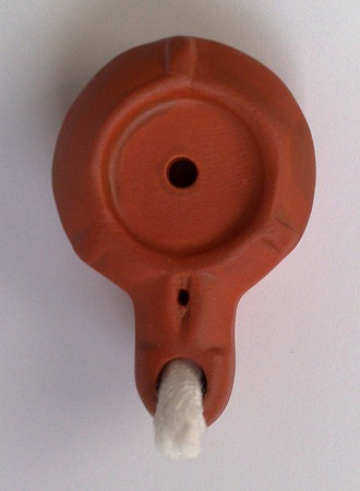 Firmalampe, eine Reproduktion einer rmischen llampe aus Ton