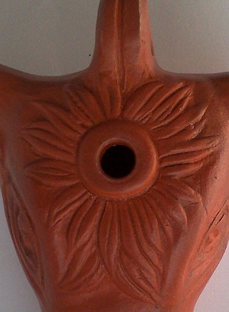 Lampe in Form eines Stierkopfes, eine Reproduktion einer römischen Öllampe aus Ton