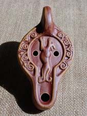 Afrikanische Lampe, Motiv: jagender Hund, eine Reproduktion einer römischen Öllampe aus Ton