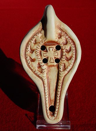 Afrikanische Lampe, Motiv: christliches Kreuz, eine Reproduktion einer römischen Öllampe aus Ton