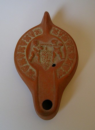 Afrikanische Lampe, Motiv: Trauben, eine Reproduktion einer römischen Öllampe aus Ton