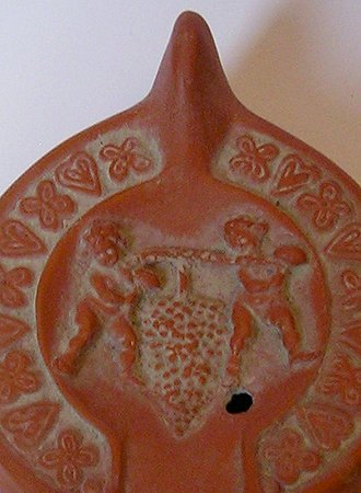 Afrikanische Lampe, Motiv: Trauben, eine Reproduktion einer römischen Öllampe aus Ton
